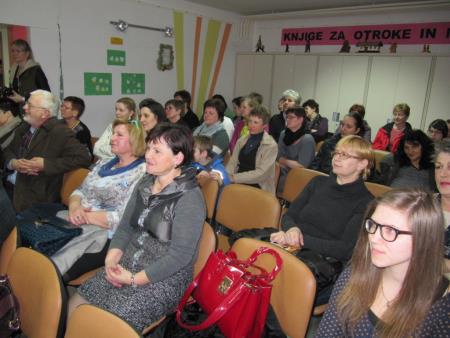 Okrogla miza Otrok v rejništvu = otrok med dvema družinama 21